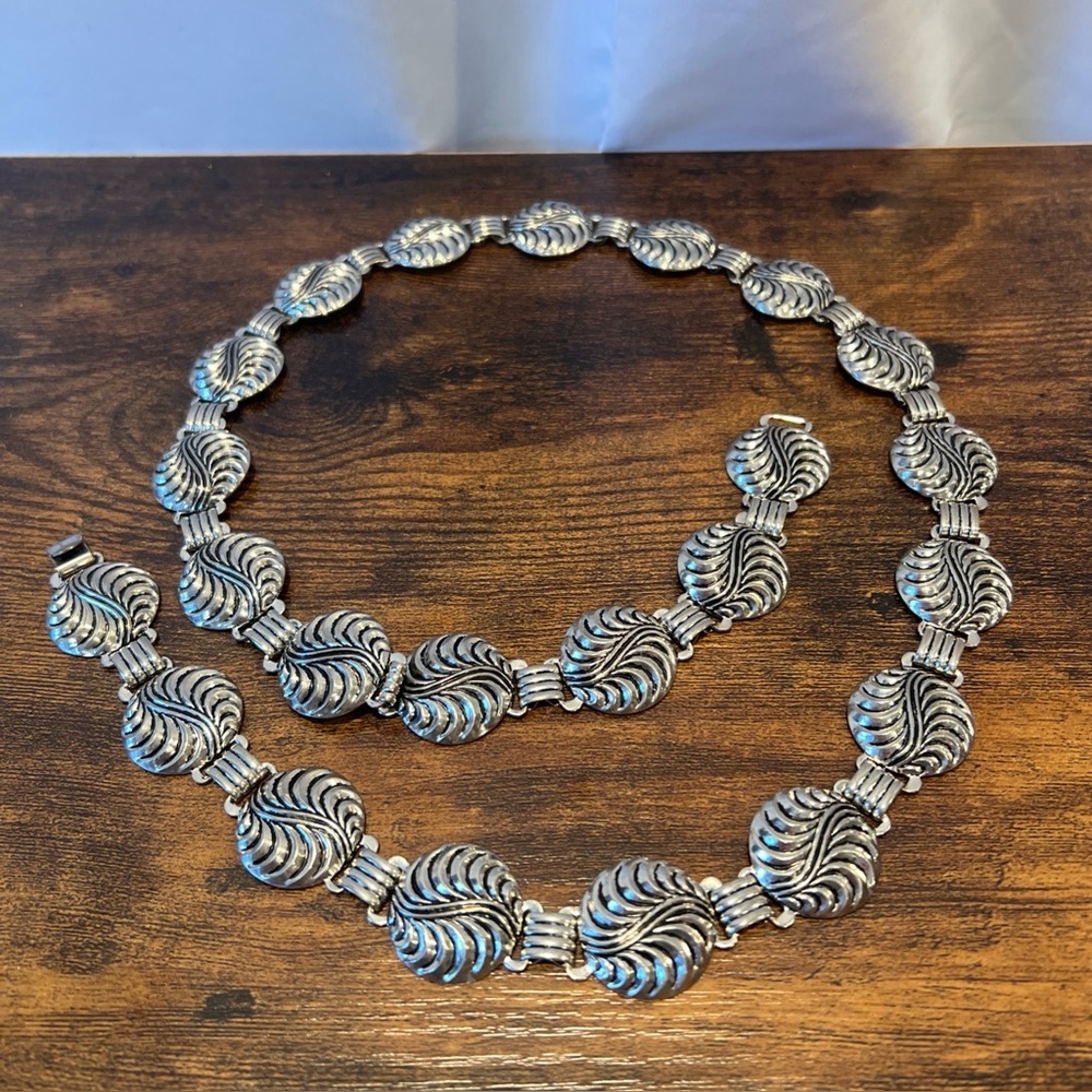 X SOLD Vintage Elegant Swirl Leaf Silver tone hook belt western boho